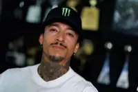 Skateboarding-Huston suffers fractured skull, eye socket in crash