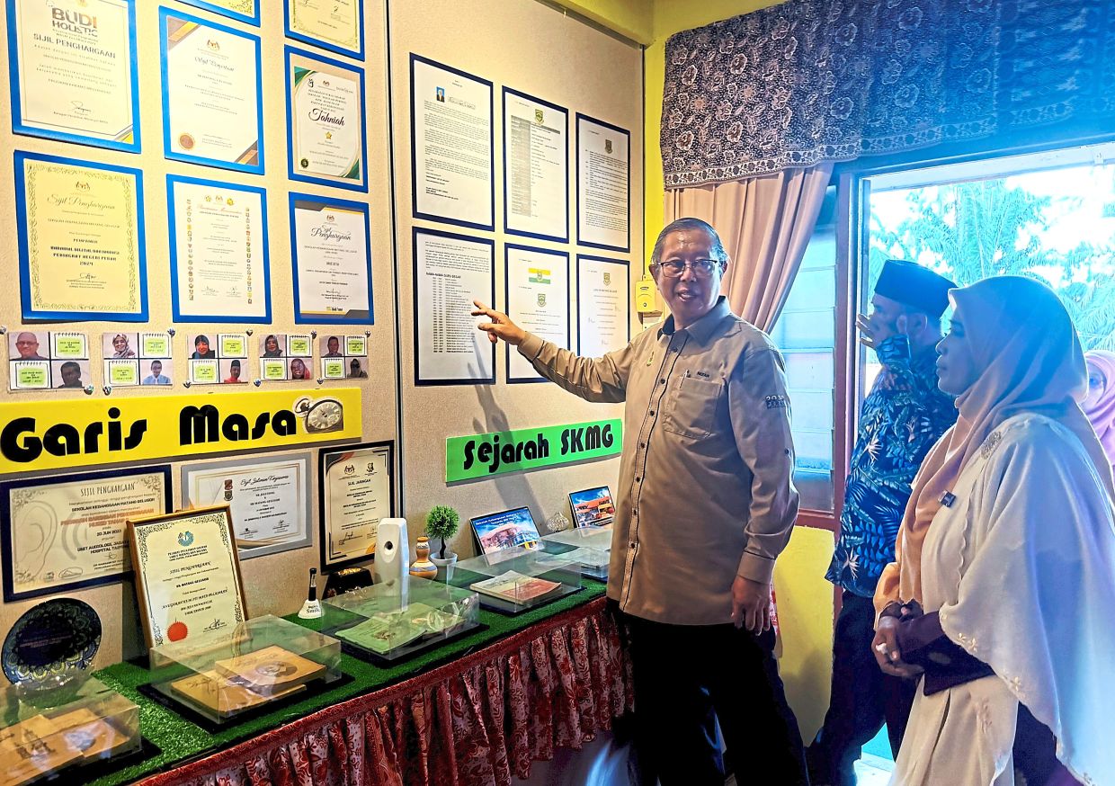 Mohammad Nizar (left) visiting Galeri Persona Mutiara, where the school’s legacy is on display. At right is Rohaya.