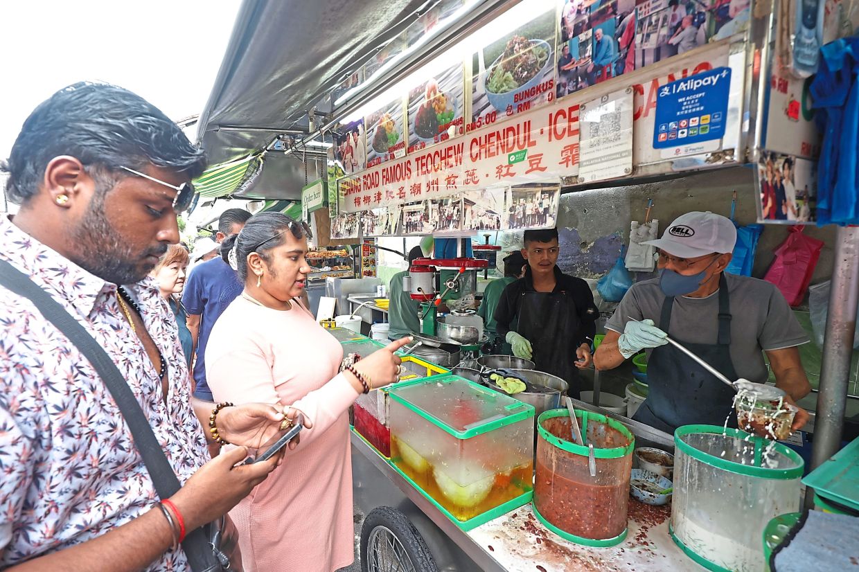 Visitors lining up for the popular Teochew cendol and ice kacang in Penang Road.