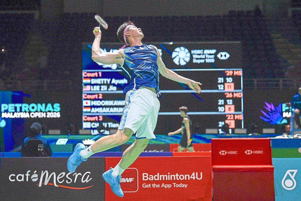 Crowd comforts Zii Jia