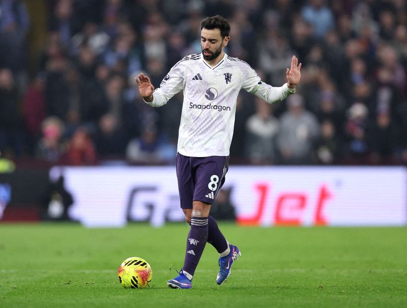 Soccer-Mount and Fernandes back in boost for Man Utd after Amorim sacking