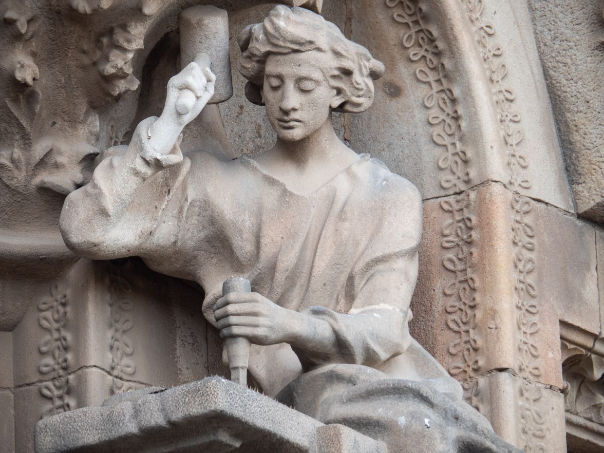 Jesus as a carpenter, sculpture on the Nativity façade of the Sagrada Familia — Photo: Andreas Drouve/dpa