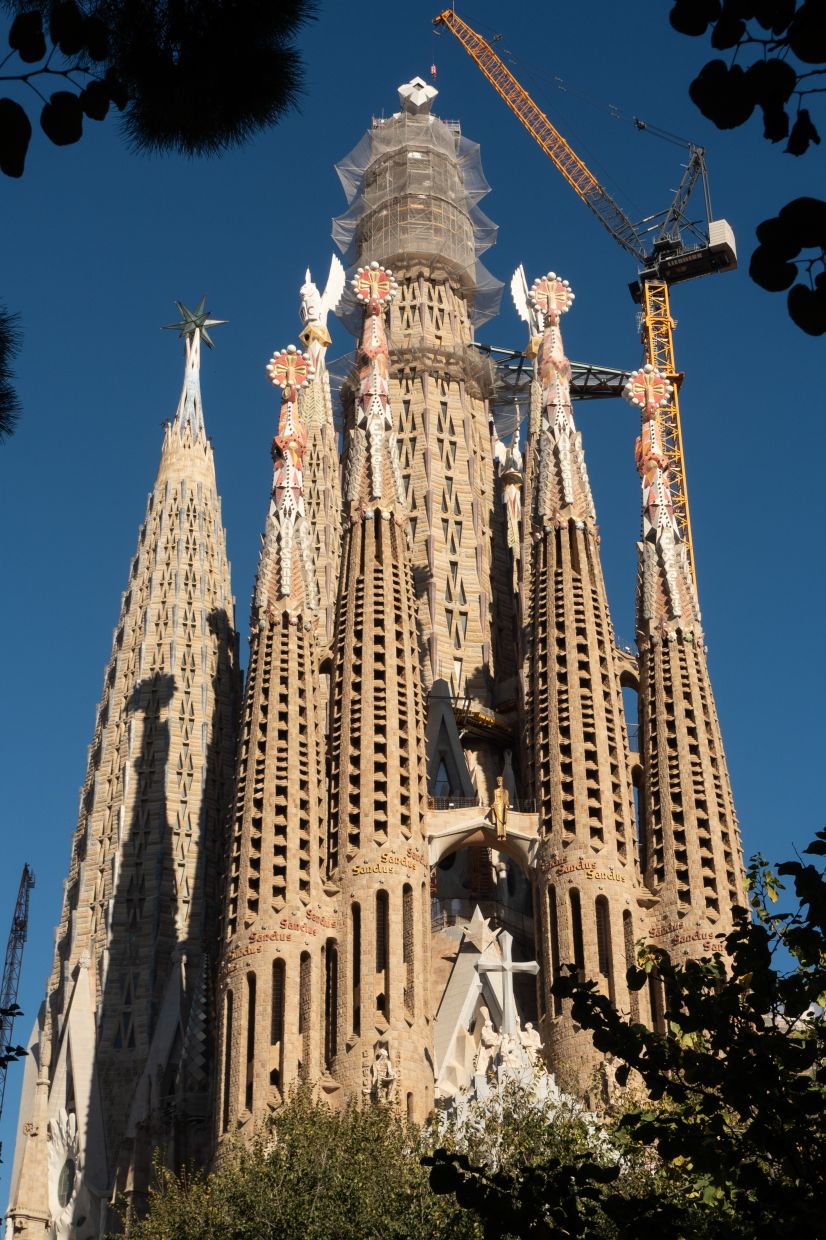 This is what work on the world's tallest church tower currently looks like at the Sagrada Familia. — Photo: Andreas Drouve/dpa