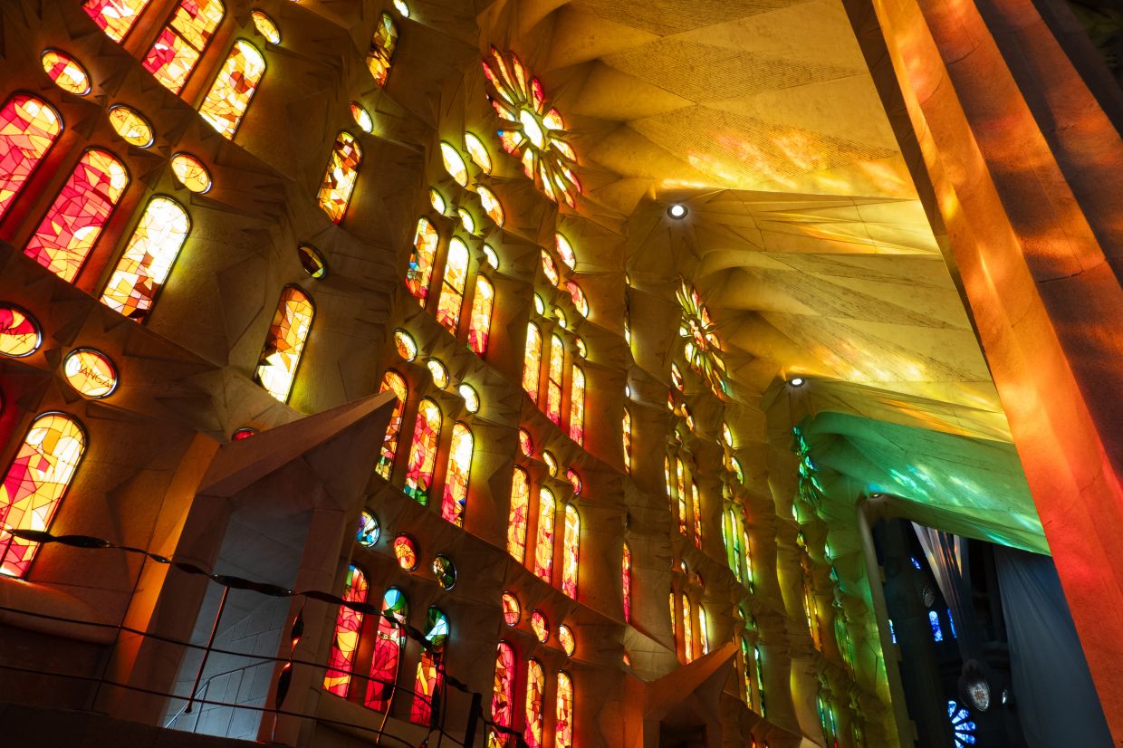 Inside the Sagrada Família, the sloping forest of columns has a fairytale-like effect. The light floods through the stained glass windows in an almost unreal way. — Photo: Andreas Drouve/dpa