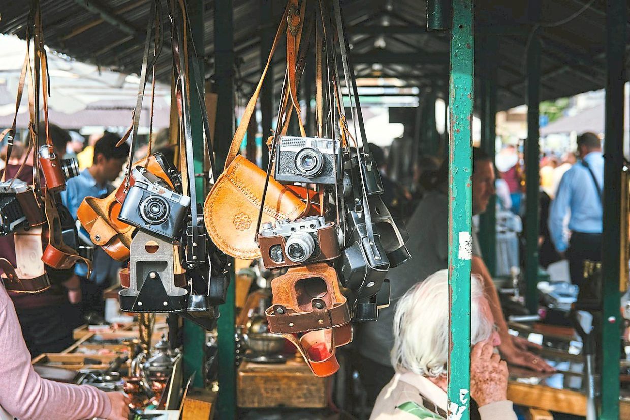 Vintage cameras are currently trending, and many are now sold at a second-hand markets. — Pixabay