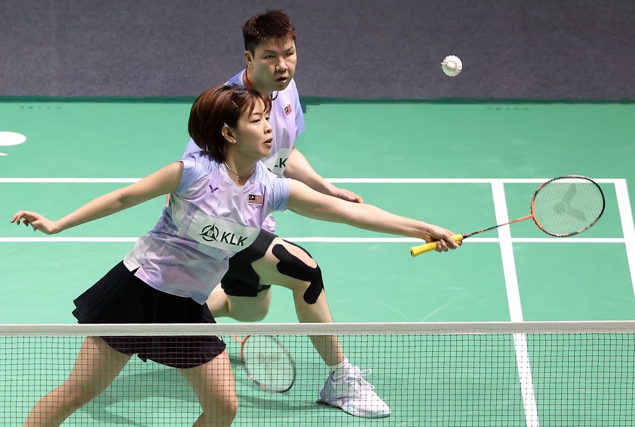 In snyc: Malaysia's mixed doubles shuttlers Goh Soon Huat-Shevon Lai Jemie in action during the home Open. — MUHAMAD SHAHRIL ROSLI/The Star