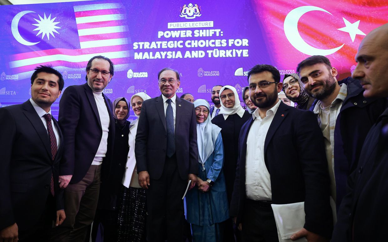 Anwar lauds formal cooperation between Isis Malaysia and Turkiye's Seta
