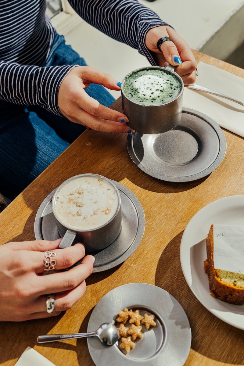 Drinks served at Dae. Cafes across the United States are embracing the low- and no-caffeine lifestyle, with options that are a far cry from dusty tea bags and rewarmed decaf. – Photo: Janice Chung/The New York Times