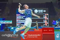 Crowd comforts Zii Jia