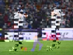 Soccer-Mount and Fernandes back in boost for Man Utd after Amorim sacking