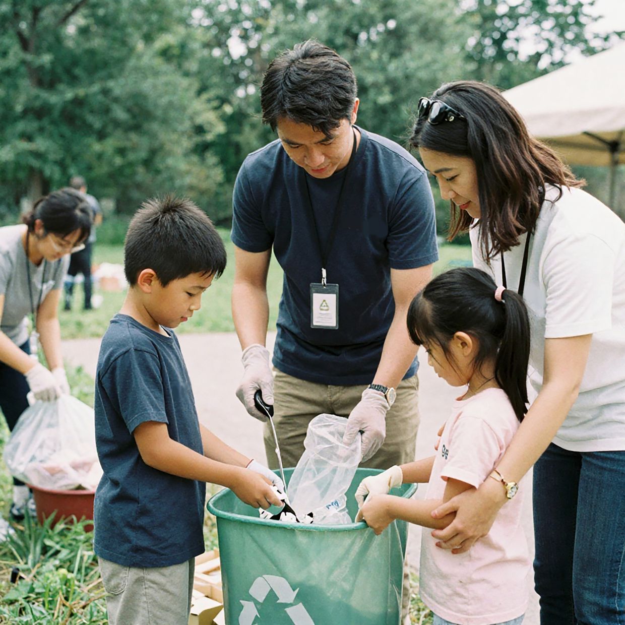 Volunteering with parents will ingrain confidence, social and problem-solving skills in children and offer a great way to bond with them. Photo: Freepik