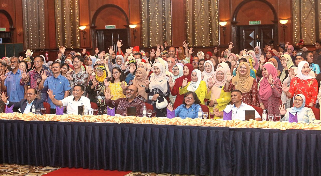 Amirul Azizan (seated third from left) with guests and teachers at the MBSJ School Recycling Competition prize-giving ceremony. — Photos: AZLINA ABDULLAH/The Star 