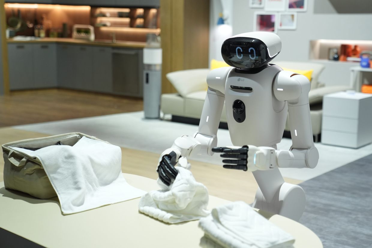 thestar.com.my - Samantha Kelly - Humanoid robots pour coffee, fold laundry at CES. Painfully slowly