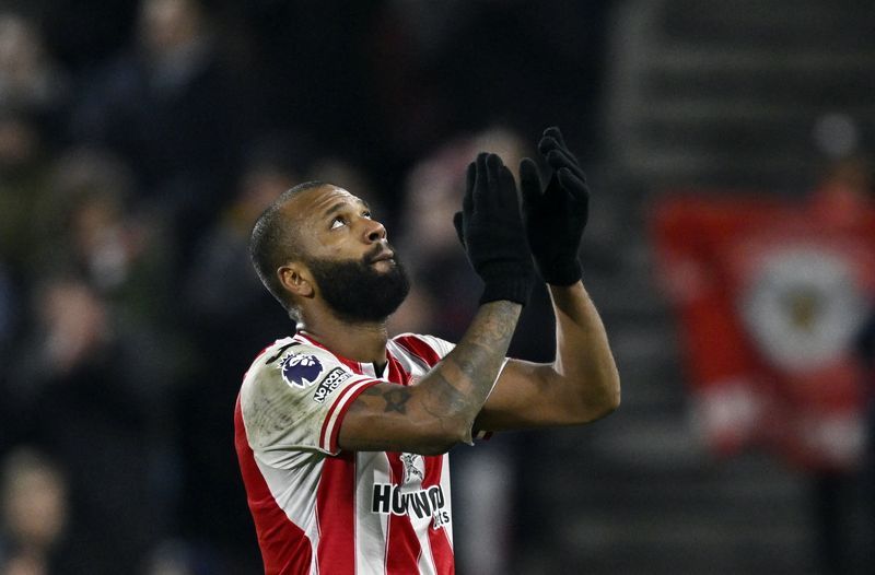 Soccer-Andrews hails Thiago after Brazilian's brace sinks Sunderland