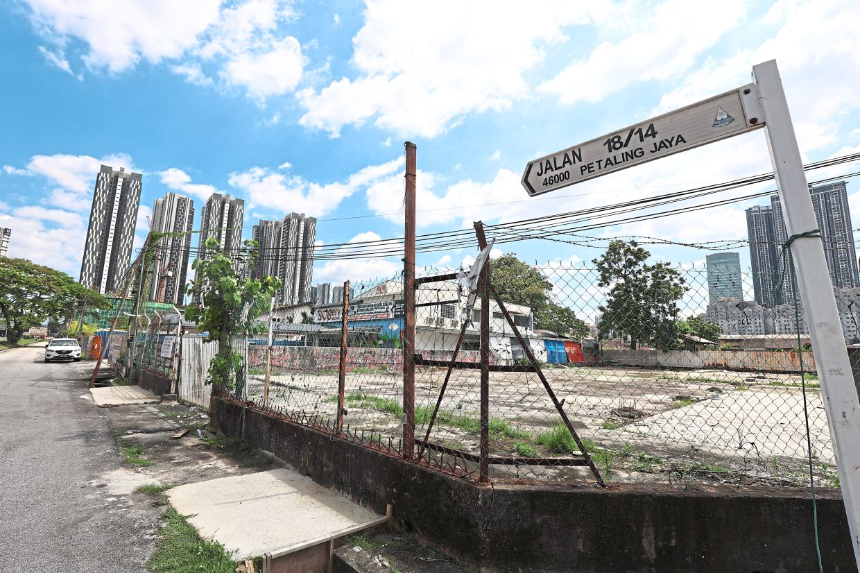 &lsquo;Commercial activities ruining PJ neighbourhood&rsquo;