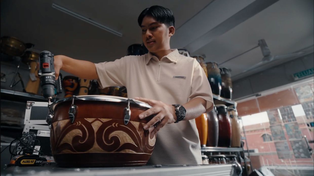 Sutra Nurani’s handcrafted rebanas are made using synthetic materials, which improve durability.