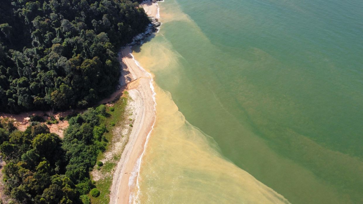 Teluk Akuan contaminated with red soil, authorities urged to be tougher against perpetrator