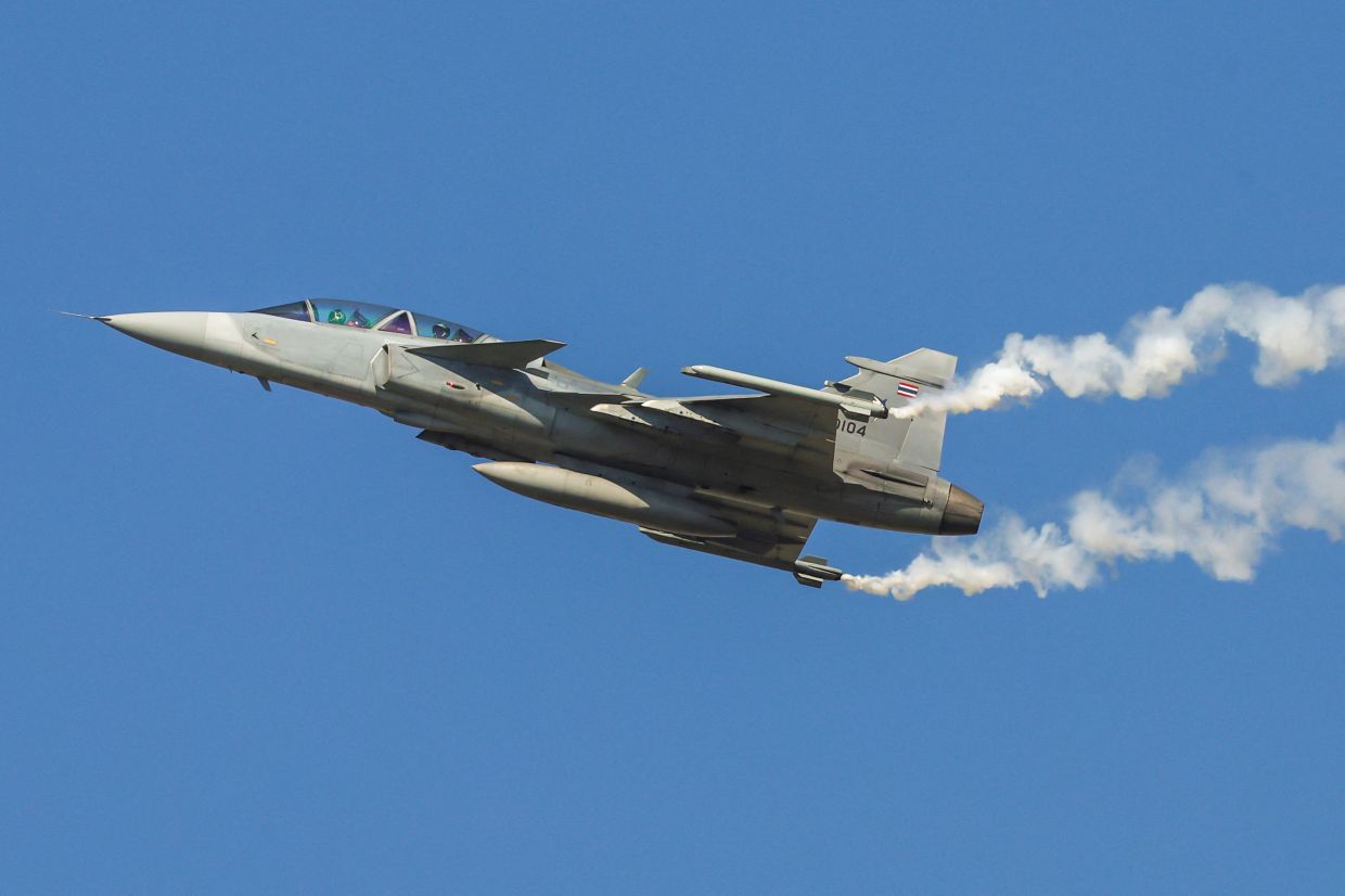 A Gripen fighter jet from the Royal Thai Air Force performs during a rehearsal ahead of National Children's Day at Wing 6 Royal Thai Air Force, in Bangkok, Thailand, on Friday, January 9, 2026. -- Photo: REUTERS/Chalinee Thirasupa