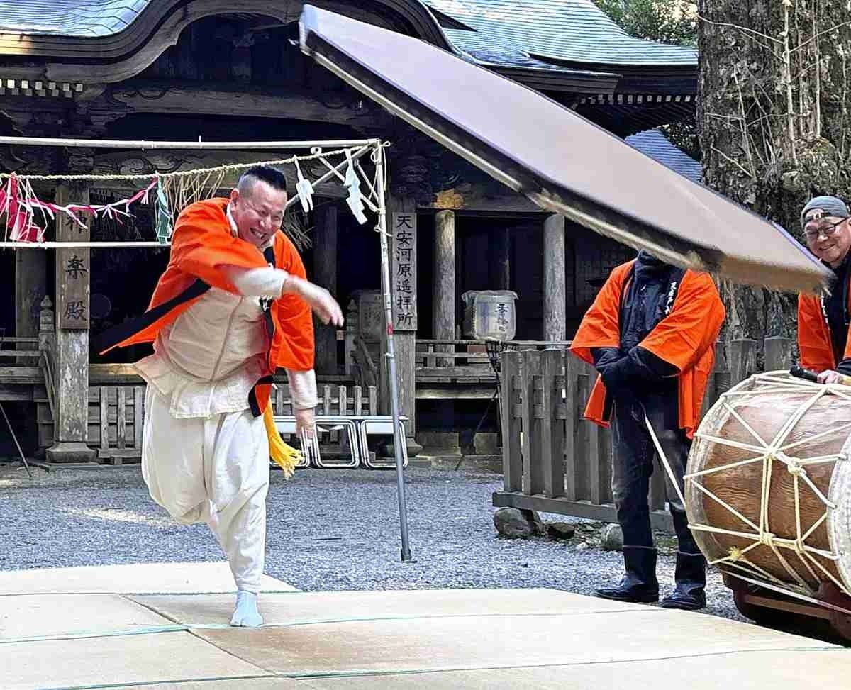 Tatami mat tossed at shrine in replay of Japanese sun goddess myth