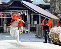 Tatami mat tossed at shrine in replay of Japanese sun goddess myth