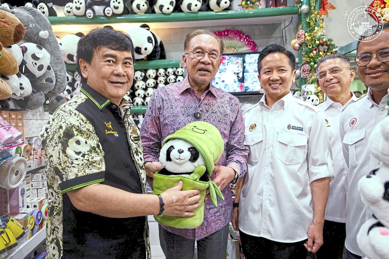 Panda appeal: Anwar (second from left) with (from left) Zoo Negara deputy president Datuk Rosly Lana, Kurup, Syed Ibrahim and Amirudin at the Zoo Negara Giant Panda Conservation Centre in Kuala Lumpur. — Photo from the Prime Minister’s Office of Malaysia