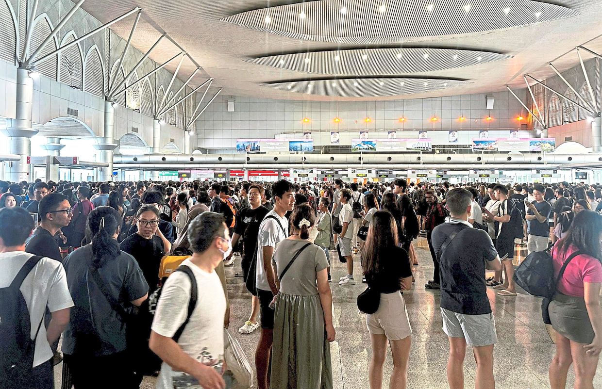 Chaotic autogate crash at BSI