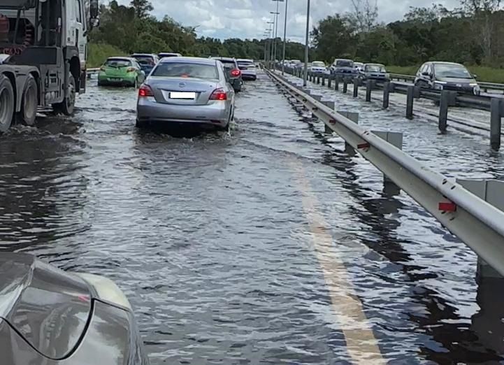 Flooding causes long traffic queues along Brunei's Muara–Tutong Highway