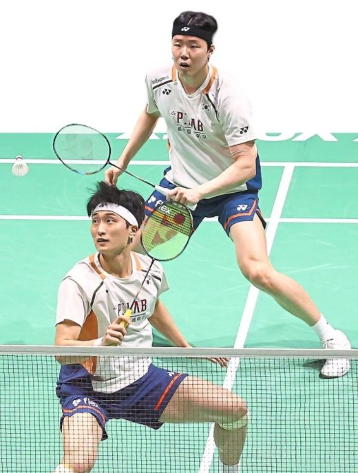Full focus: South Korea’s Kim Won-ho-Seo Seung-jae in action against England’s Ben Lane-Sean Vendy in the semi-finals of the Malaysian Open.— MUHAMAD SHAHRIL ROSLI/The Star