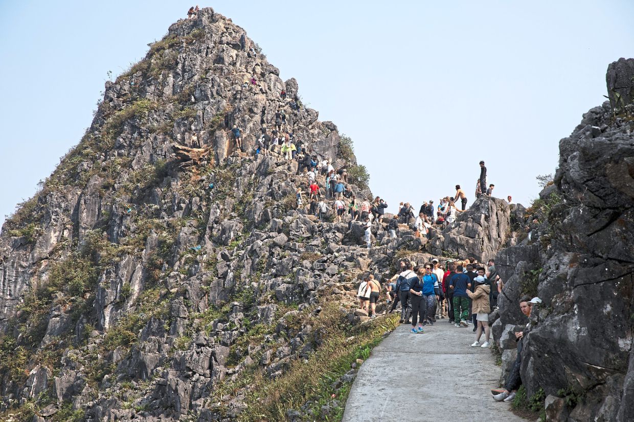 The Ma Pi Leng Skywalk gives hikers a sweeping view of the valley below.