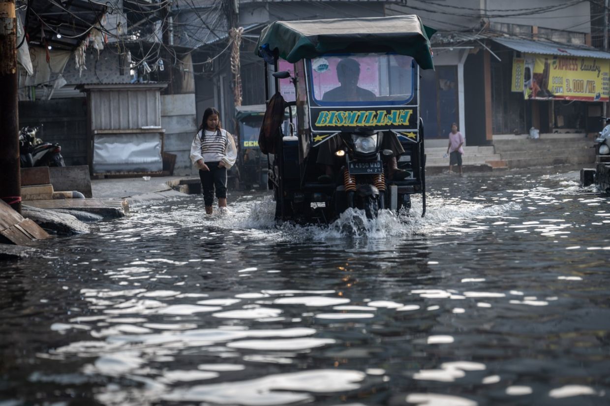 Flooding disrupts traffic, public transit in Greater Jakarta