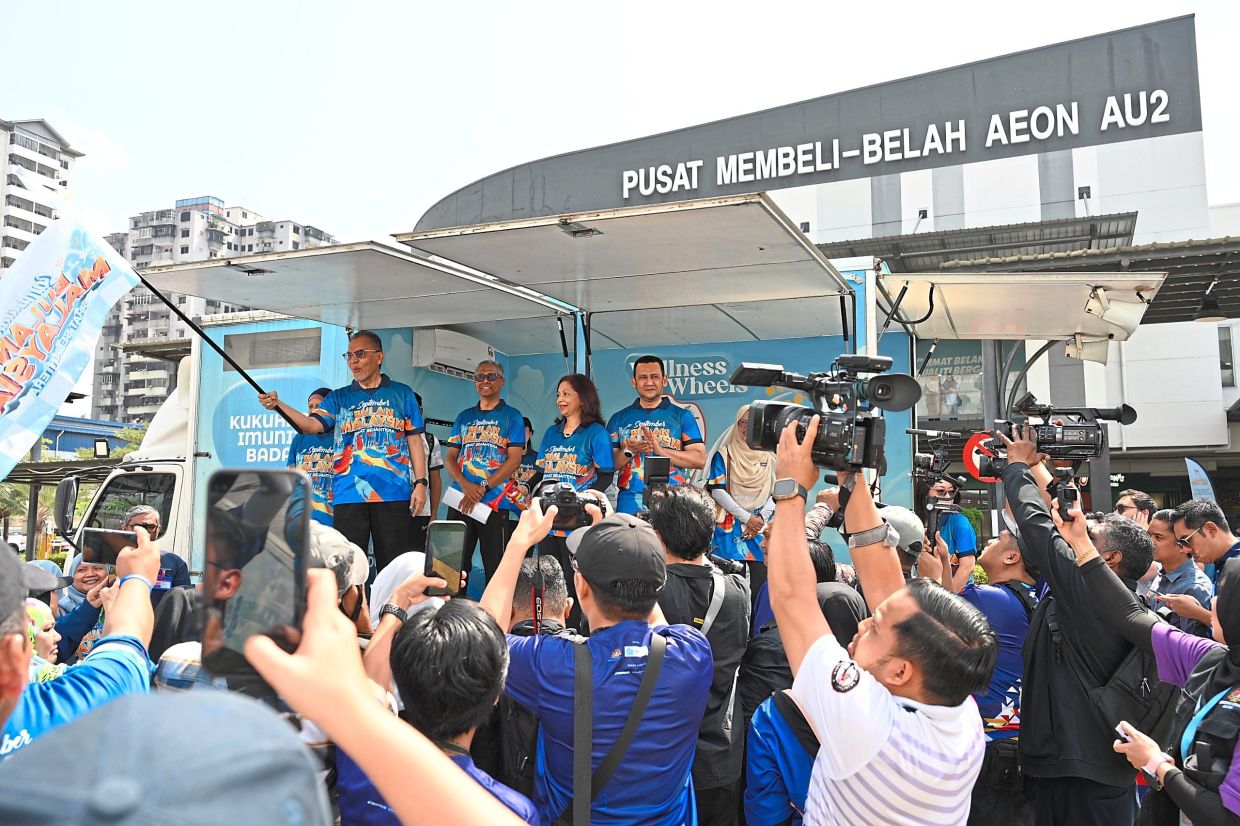 Health Minister Datuk Seri Dr Dzulkefly Ahmad launching the Aeon Mall-Walking Challenge last September.