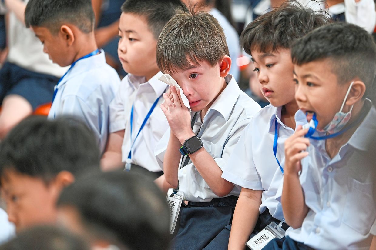 First-day nerves: A pupil crying on the first day of school at SJK(C) Ladang Regent, Elmina. — IZZRAFIQ ALIAS/The Star