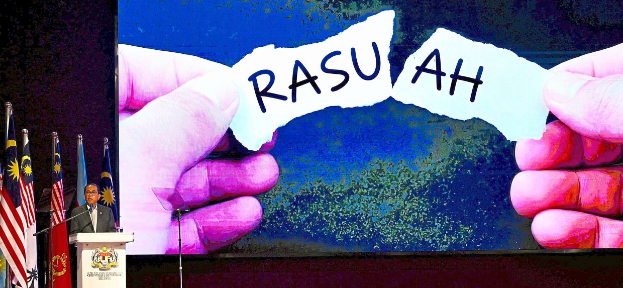 Hard stance: Mohamed Khaled speaking during his New Year address at Wisma Perwira in Kuala Lumpur. — RAJA FAISAL HISHAN/The Star