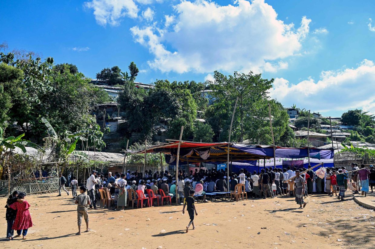 Bangladesh detains 53 Rohingya militants, issues Myanmar border alert