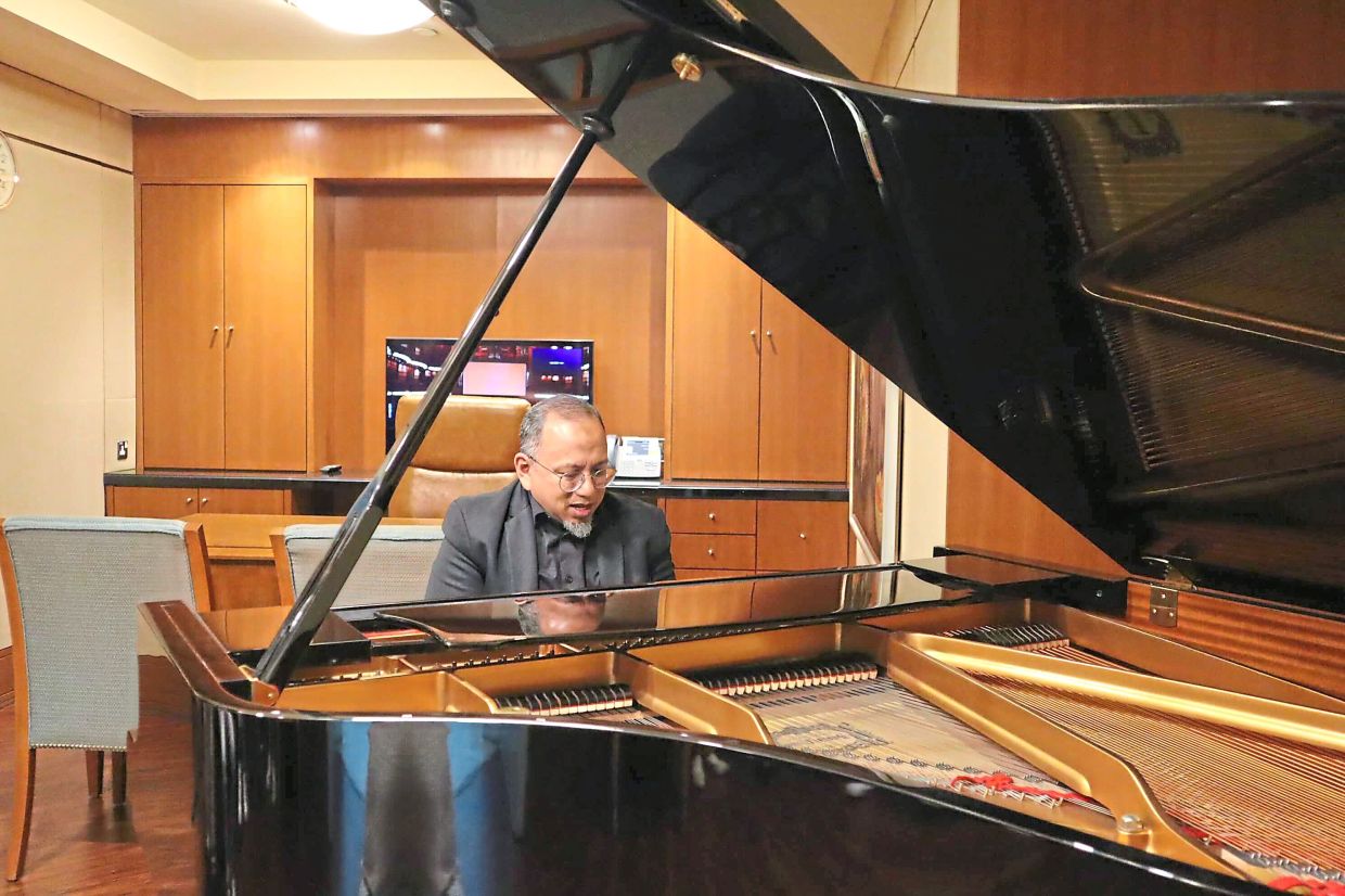 Conductor Muriz plays a rendition of 'Pukul Tiga Pagi', one of the beloved songs from the film. Photo: MPO