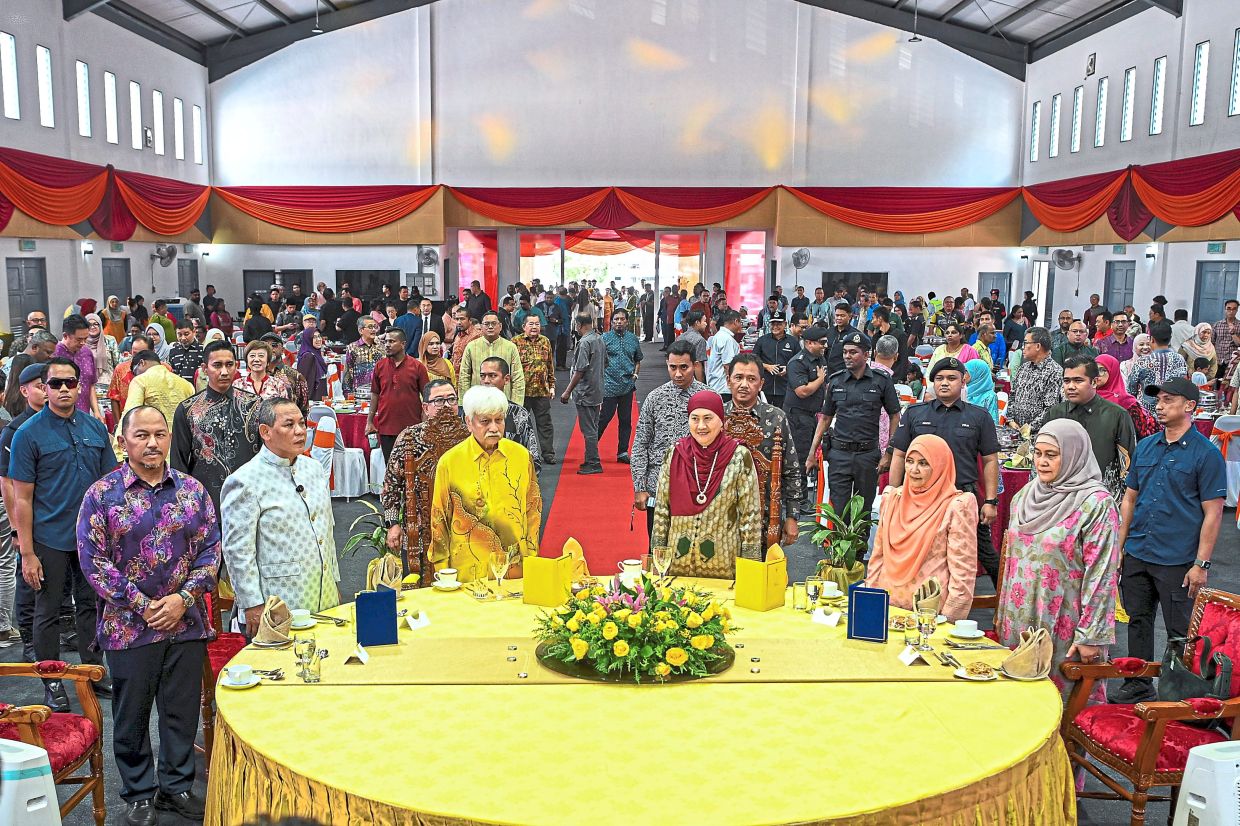 Adding warmth to the Festival of Lights, Tuanku Muhriz and Tuanku Aishah Rohani (third and fourth from left, respectively) graced the state-level Deepavali Open House at the Taman Seremban Jaya Public Hall last November. Negri Sembilan Mentri Besar Datuk Seri Aminuddin Harun (second from left) was also present at the vibrant celebrations. — Bernama