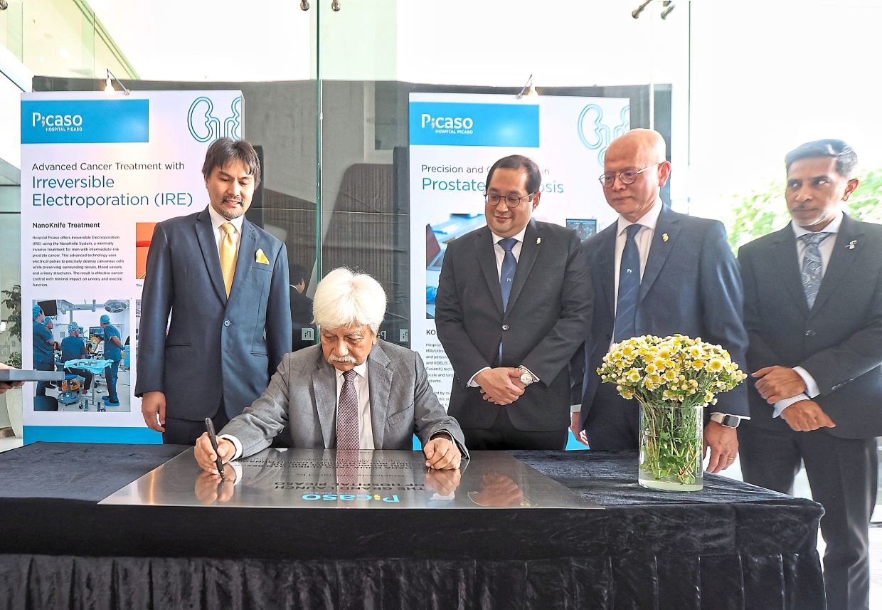 Tuanku Muhriz signing the commemorative plaque at the launch of Hospital Picaso in Petaling Jaya, Selangor, last November. Witnessing the signing are (standing, from left) Hospital Picaso chairman Tunku Ali, medical director Datuk Dr Luqman Mazlan and clinical practice chairman Datuk Dr Loh Chit Sin. — MUHAMAD SHAHRIL ROSLI/The Star