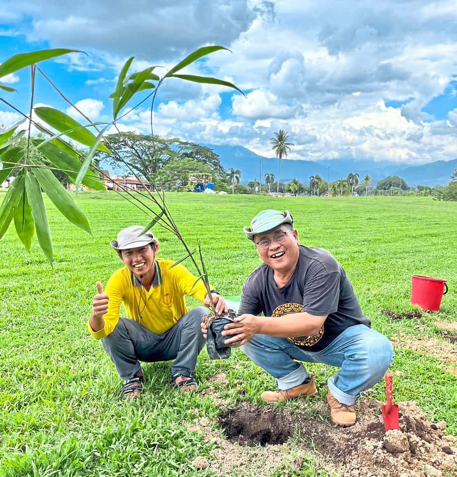 Maketab planting bamboo seedlings with Hafizudin Nasarudin of Kuasa at Hospital Bahagia, Tanjung Rambutan, Perak.