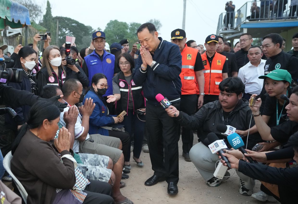 Update: Crane collapse onto train in Thailand kills 32, injures 64, three missing