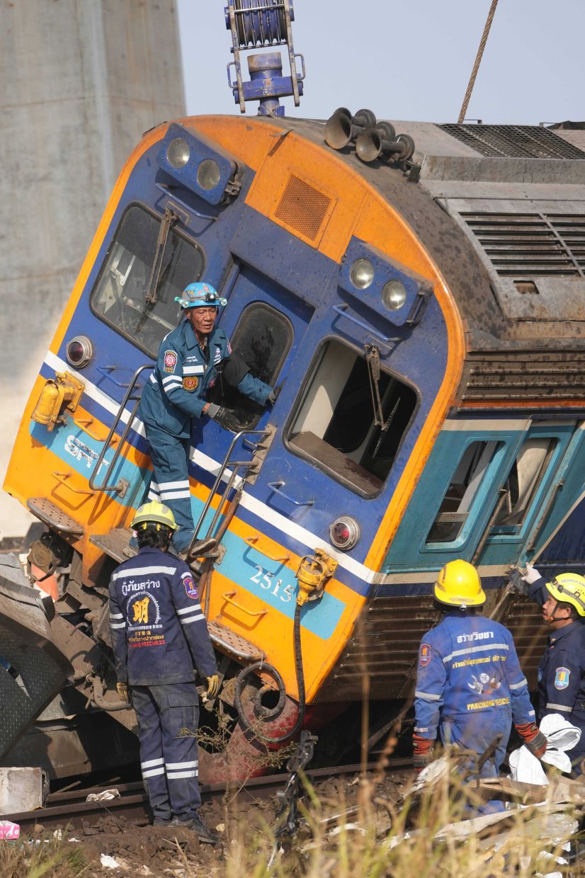 Rescuers work amidst the wreckage after a construction crane fell into a passenger train in Nakhon Ratchasima province, Thailand, Wednesday, Jan14, 2026. - Photo: AP