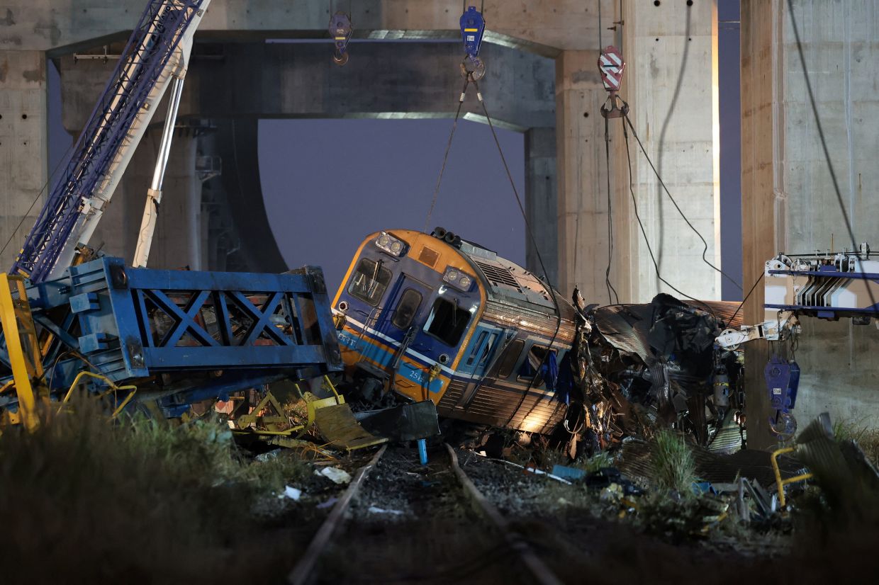 Wreckage at the site where a train was derailed when a construction crane collapsed and fell onto its carriages, causing several casualties, in Sikhio district, Nakhon Ratchasima province, Thailand, Jan 14, 2026. - Photo: Reuters