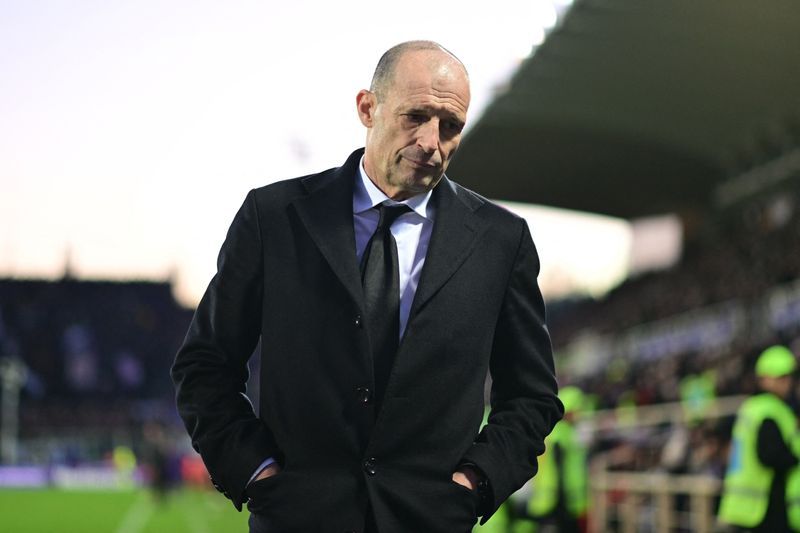 Olympics-AC Milan coach Allegri carries torch as others complain