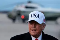 Trump flips off, curses at heckler during factory visit