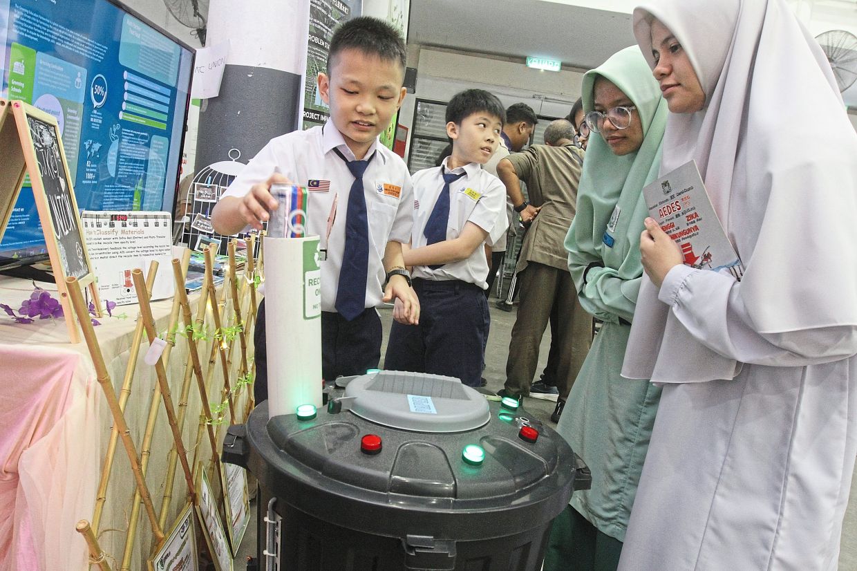 A pupil from SJKC Union demonstrating his school’s green project.