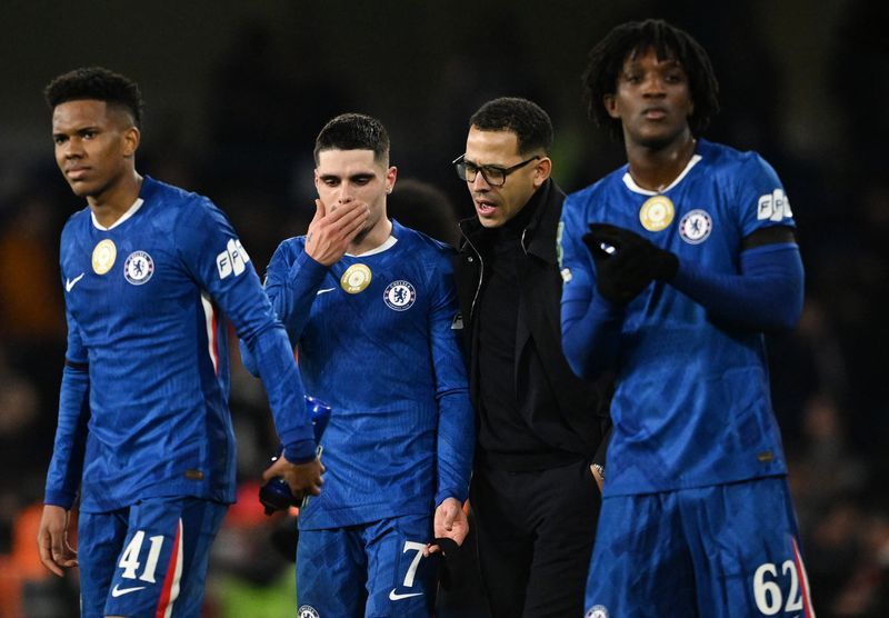 Soccer-Advantage Arsenal in League Cup semi-final after win at Chelsea