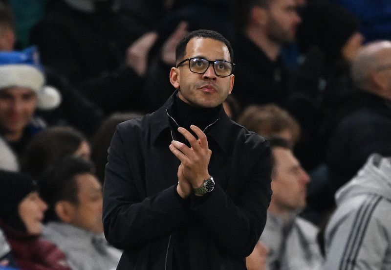 Soccer-Chelsea’s Rosenior takes blame for Sanchez's errors in League Cup loss