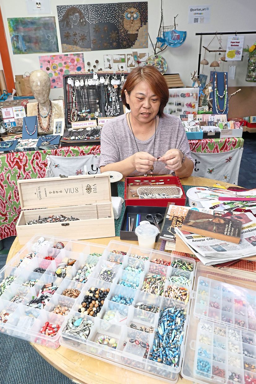 Creating paper beads encourages people to upcycle unused paper that would otherwise be discarded.edthathatencouragecarbon footprint, says Tan.