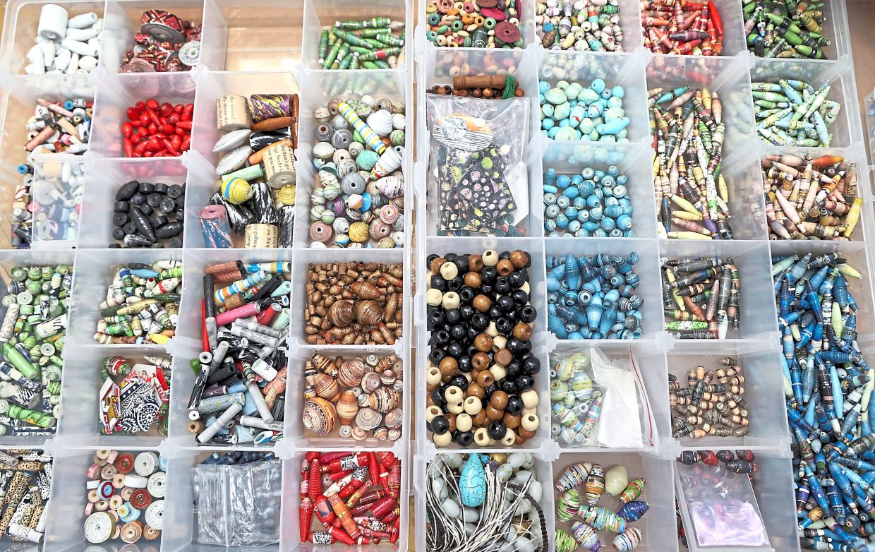 Paper beads in different sizes waiting to be turned into accessories.