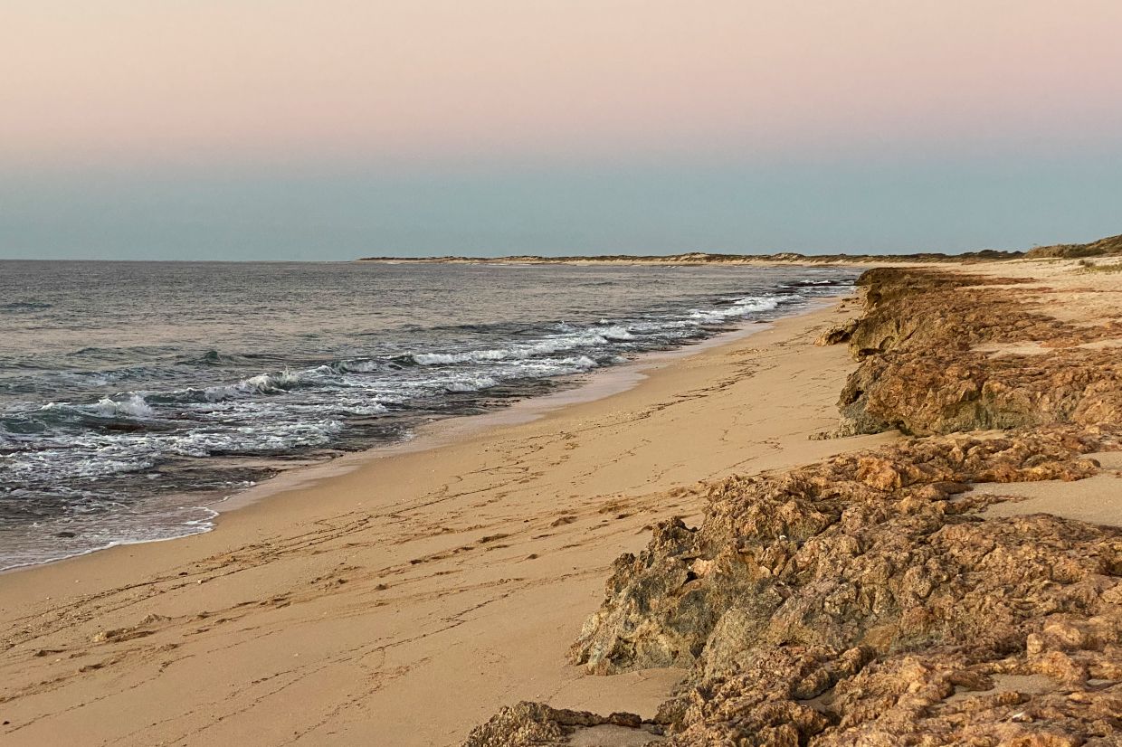 An evening stroll along the beach along Australia's Ningaloo Coast. Photo: Stefan Weißenborn/dpa-tmn