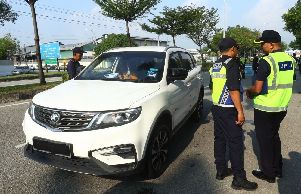 JPJ officer conducting a roadblock at Jalan Sultan Azlan Shah Ipoh.